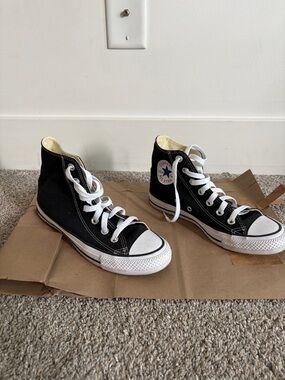 Chuck Taylor All Star Canvas Black and Whit High Top Sneakers Like New